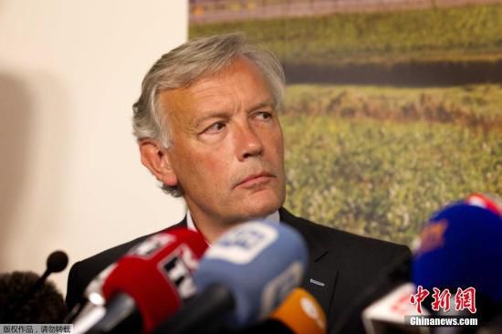 7月17日，在荷蘭阿姆斯特丹斯希普霍爾機(jī)場(chǎng)舉行的的新聞發(fā)布會(huì)上，馬航歐洲區(qū)負(fù)責(zé)人介紹情況。