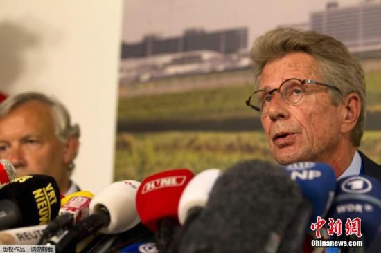 7月17日，在荷蘭阿姆斯特丹斯希普霍爾機(jī)場(chǎng)舉行的的新聞發(fā)布會(huì)上，馬航歐洲區(qū)負(fù)責(zé)人介紹情況。