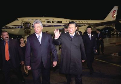 21日晚,習(xí)近平乘坐的專機抵達(dá)哈瓦那何塞·馬蒂國際機場。古巴國務(wù)委員會第一副主席兼部長會議第一副主席