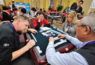 2012年10月28日，重慶，“第三屆世界麻將錦標(biāo)賽”拉開戰(zhàn)幕，不少國外選手前來參賽。