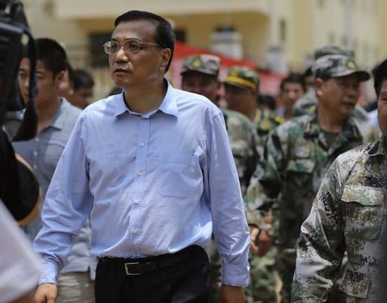 　8月4日，中共中央政治局常委，國(guó)務(wù)院總理李克強(qiáng)在云南魯?shù)榈卣馂?zāi)區(qū)察看災(zāi)情。