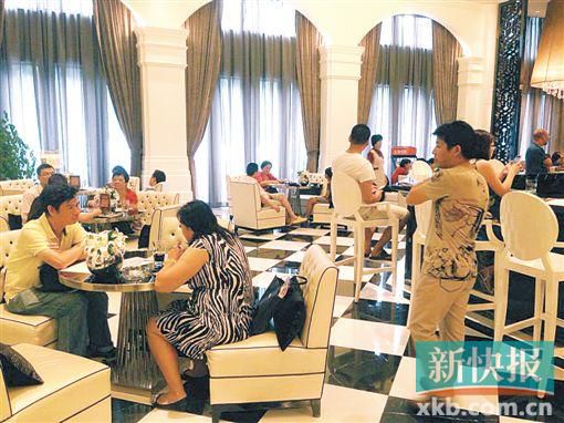 　昨天雖是工作日,但南海區(qū)某樓盤客流不少。