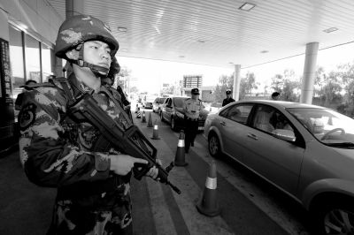 武警持槍警戒進(jìn)駐檢查站。