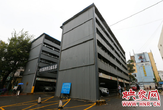 目前，市區(qū)內(nèi)的停車(chē)場(chǎng)數(shù)量還不能滿足廣大市民的需求。