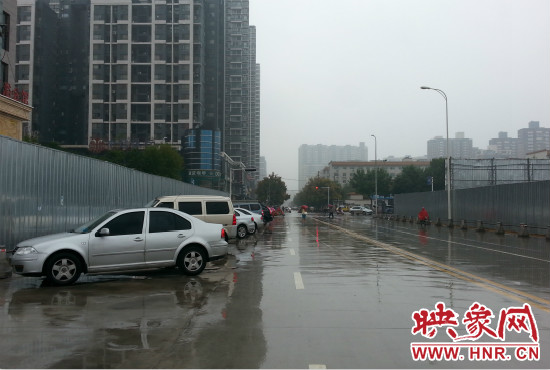 由于停車(chē)場(chǎng)分配不均，廣大私家車(chē)主選擇將車(chē)停在路邊。