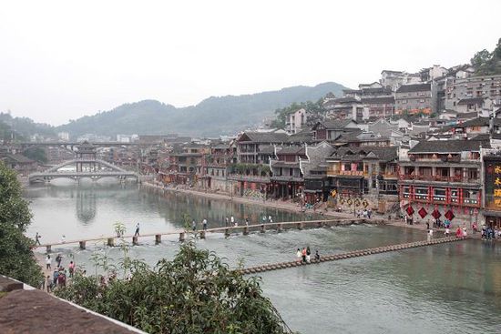 鳳凰古城以被吐槽七次高居最想吐槽榜榜首，而這七次吐槽全部來自在鳳凰古城隨機(jī)采訪的10名游客中。