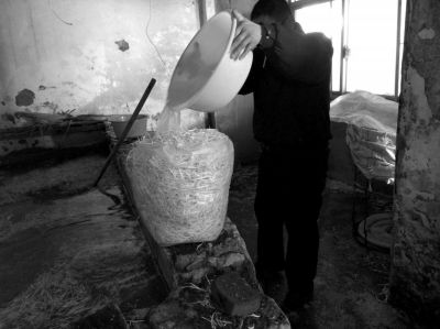 作坊內(nèi)工人用攪拌有漂白粉的藥水給豆芽增白。