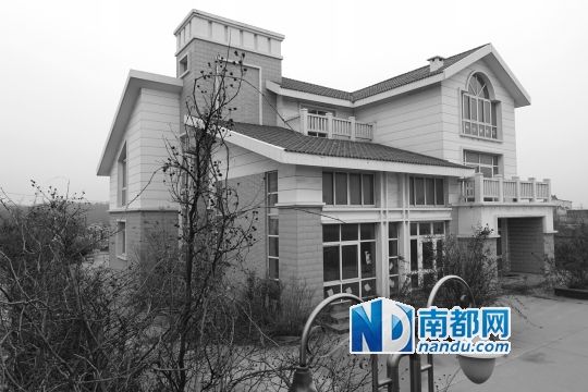 　馬超群在赤土山村村委會旁的別墅，就是以“自來水維護(hù)站”的名義拿的地。