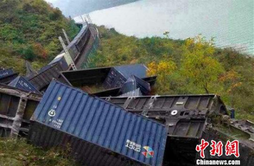 圖為脫軌現(xiàn)場(chǎng)。通訊員 毛毛 攝