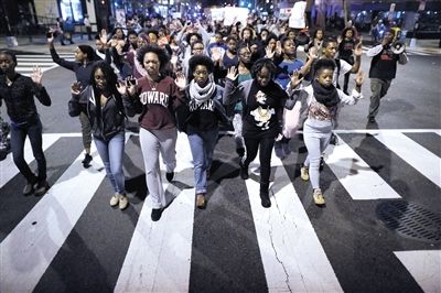 　24日，美國華盛頓，民眾在白宮前參加示威，抗議不起訴槍殺黑人青年的白人警察。