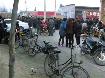 　11月9日下午，暴力催債的社會(huì)人員持械進(jìn)入獻(xiàn)縣安莊后，村民們聚集在一起準(zhǔn)備反抗。村民供圖