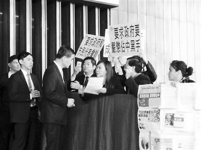 撐警大聯(lián)盟召集人李偲嫣2日到特首辦請(qǐng)?jiān)?，要求政府?yán)厲處置“占中三子”和“雙學(xué)”的代表。