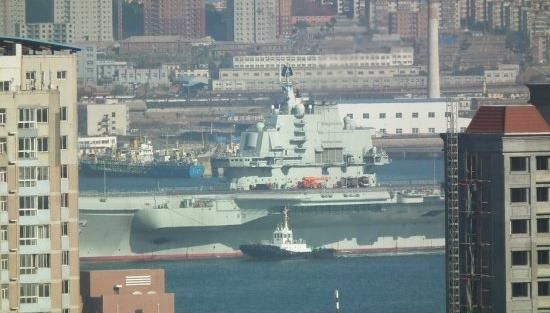 青島軍港周圍高樓林立，一睹遼寧號(hào)真容只需要一個(gè)好天氣（資料圖片）