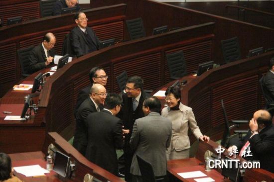 答問大會之前，港府司局長等高官聚談（中評社 鄧冠英攝）