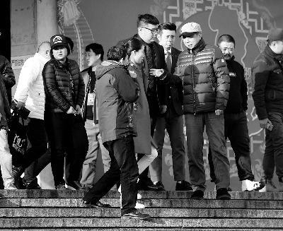 彩排后，高曉攀、尤憲超和不知名女演員聆聽(tīng)馮鞏總結(jié)訓(xùn)話