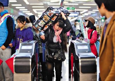 “網(wǎng)絡(luò)黃?！迸浒僬讓拵屍?0.1秒發(fā)現(xiàn)退票