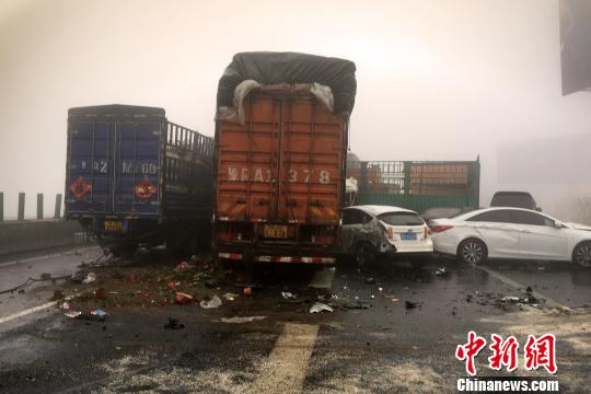 圖為21日，京港澳高速河南段21輛汽車發(fā)生連環(huán)相撞事故現(xiàn)場(chǎng)?！」啤z