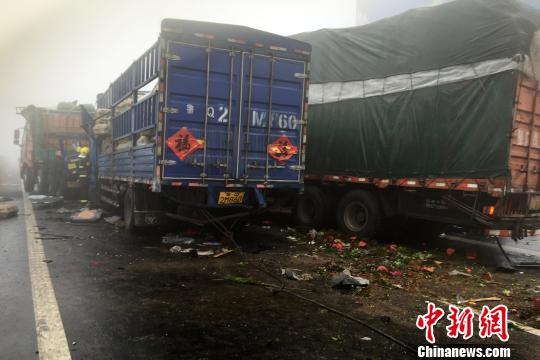 圖為21日，蘭南高速河南段車禍?zhǔn)鹿尸F(xiàn)場(chǎng)一片狼藉?！」啤z