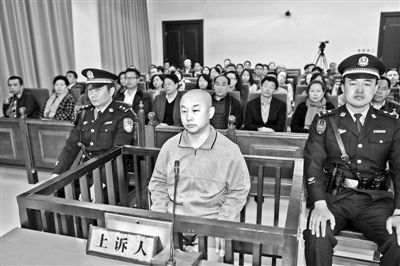 4月14日，趙志紅（前中）在庭審現(xiàn)場(chǎng) 供圖/新華社