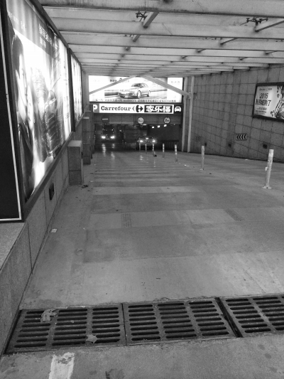 　　國(guó)貿(mào)360的地下車庫，坡陡讓人膽寒。