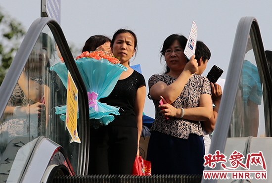 有一種情，你我日日相見，從不言表，但會抱著鮮花等候歸人。