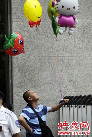 他希望你像hello kitty一樣可愛，露出笑臉。