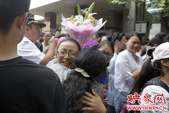 沖向你，給你一個深情的擁抱。