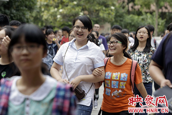 也有一種情，平日嬉笑怒罵，針鋒相對，只有別離時才會牽手擁抱。