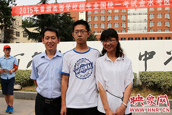 高考結束的那一刻，就意味著離別，別了曾經(jīng)的班級、老師、朋友、甚至戀人。