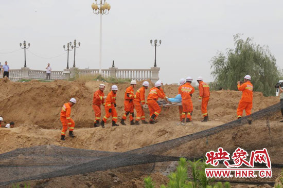 12點07分，又一人被抬出