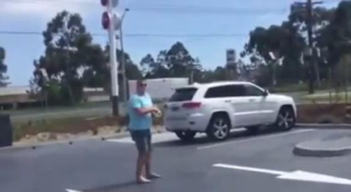 圖一：澳大利亞男子發(fā)飆的樣子被兩個(gè)兒子偷拍，并將視頻取名為“憤怒的老爹”上傳至網(wǎng)絡(luò)。