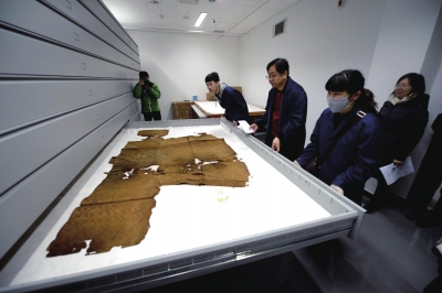 萬歷皇帝穿過的龍袍已經(jīng)碎裂失去色彩。