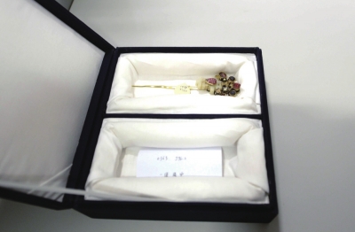 存放于匣內(nèi)的金簪華美依舊。