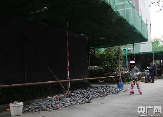 成都一小區(qū)外墻掉渣居民樓掛條幅:區(qū)長您敢住嗎 成都一小區(qū)外墻掉渣居民樓掛條幅:區(qū)長您敢住嗎