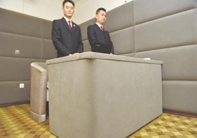 審訊室、居住室內(nèi)的桌椅板凳都進行了軟包。