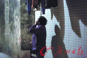 女姐在講述自己老伴幾年前在保姆的“照料”下去世的經(jīng)歷，神色悲傷。廣州日?qǐng)?bào)記者陳憂(yōu)子 實(shí)習(xí)生郭嘉亮攝