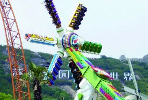 3月28日零點(diǎn)剛過幾分鐘，上海迪士尼6月16日開園日的門票就宣告售罄，巨大的訪問量一度導(dǎo)致票務(wù)系統(tǒng)出現(xiàn)間歇性故障，被網(wǎng)友調(diào)侃“激烈程度堪比春運(yùn)”。網(wǎng)上甚至有“黃?！睂⒁粡堥_園門票炒到幾千元。