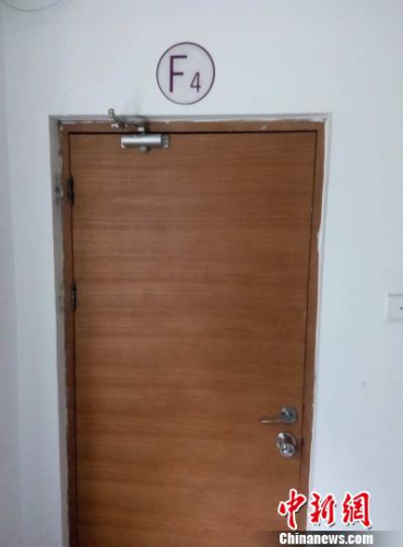 6日，事發(fā)樓層四層消防通道門被封死。呂春榮 攝