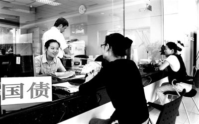 由于網(wǎng)銀和柜臺(tái)同時(shí)開(kāi)售，部分銀行網(wǎng)點(diǎn)甚至來(lái)不及賣(mài)出一筆就發(fā)現(xiàn)額度全部被搶光供圖/視覺(jué)中國(guó)