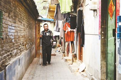 雖然曾被報(bào)道擁有兩套房產(chǎn)，李大鵬實(shí)際的租住地在一片棚戶區(qū)里