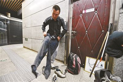 只有在賣(mài)藝時(shí)，李大鵬才會(huì)換上破舊的衣服