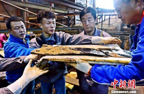 圖為南昌西漢?；韬钅怪鳂∈铱脊虐l(fā)掘現(xiàn)場出土了一組漆器“屏風(fēng)”?！」?攝