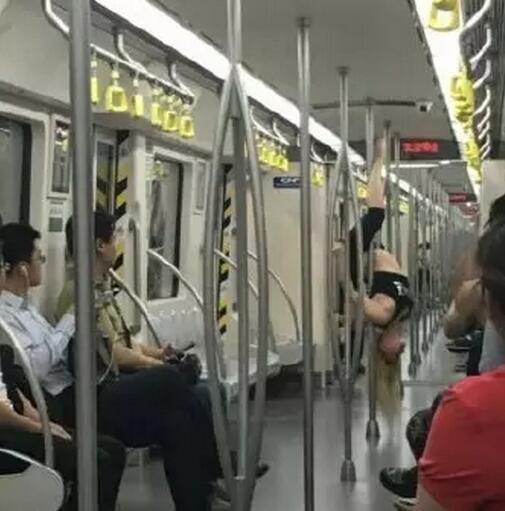 女子在地鐵上跳鋼管舞。