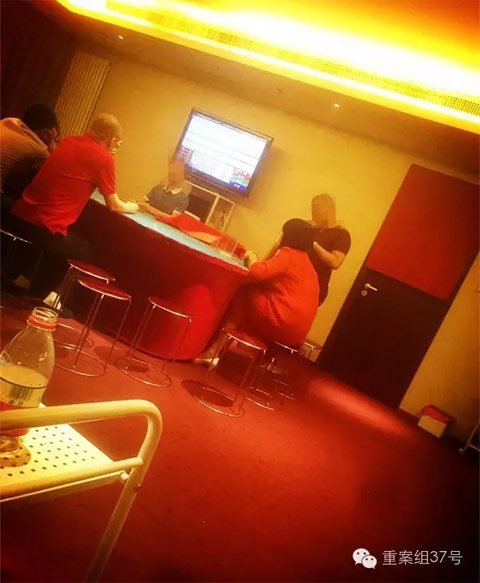 賭客正圍著賭桌下注賭錢(qián)