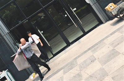 昨日11時(shí)許，新華聯(lián)國際公寓門口，一男子將電視等賭具轉(zhuǎn)移，后被警方控制