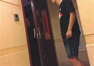 新華聯(lián)國際公寓23層，辦案民警陸續(xù)進(jìn)入涉案房間