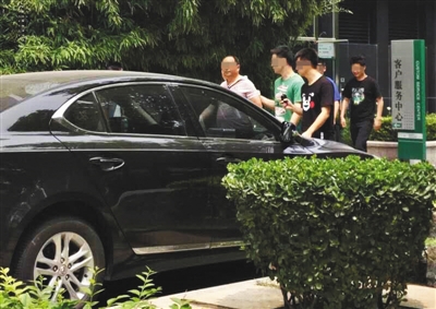 昨日下午，北京警方從新華聯(lián)國際公寓內(nèi)帶出一名男子