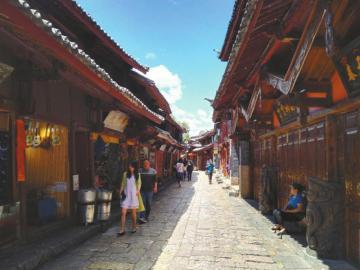 6月3日中午，麗江古城街道上游客稀少。