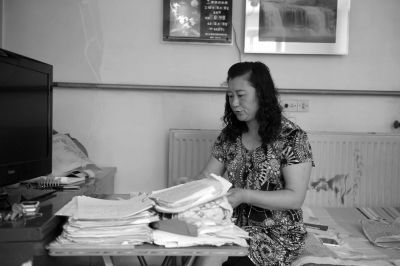 原偉東的姐姐在家整理材料。京華時報記者陶冉攝