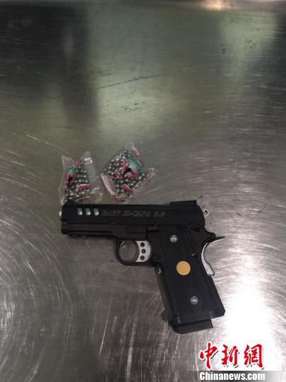 圖為查獲的空氣動(dòng)力槍和鋼珠彈。　鐘欣　攝